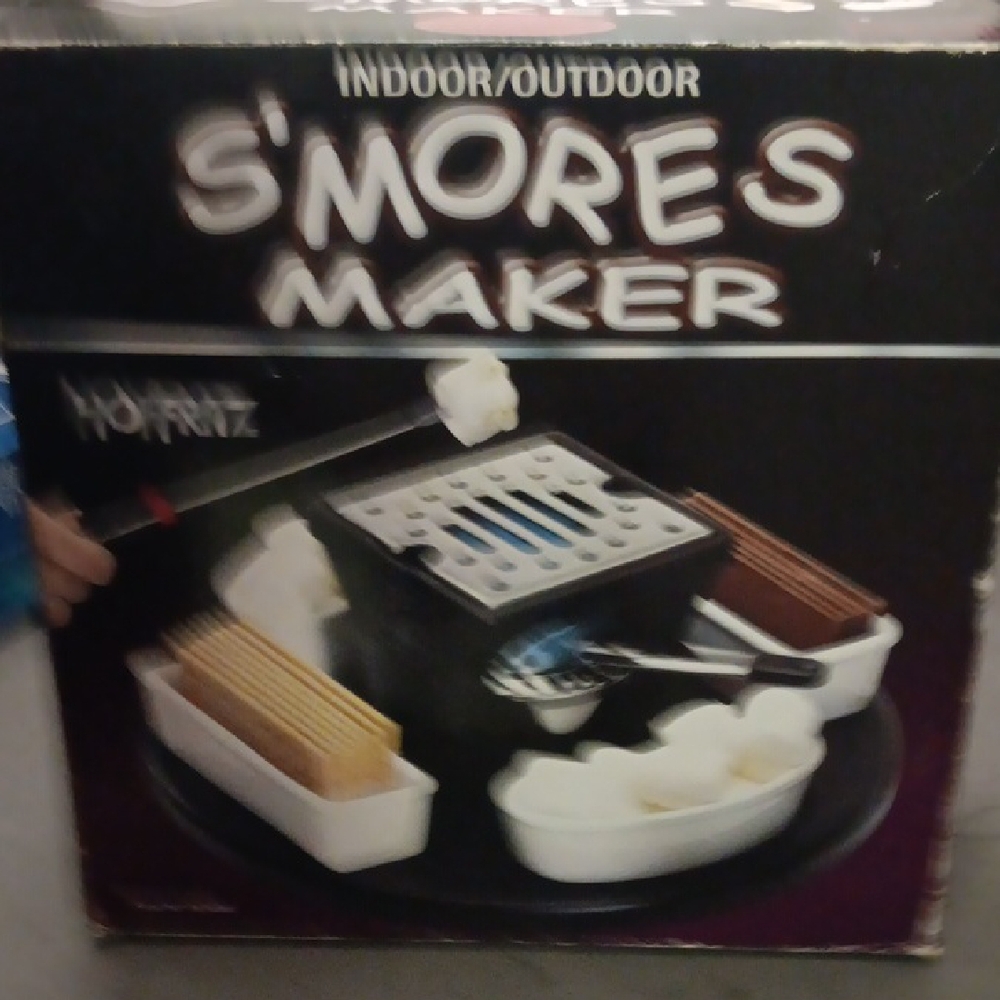 Nostalgia Black and White S'mores Maker Set